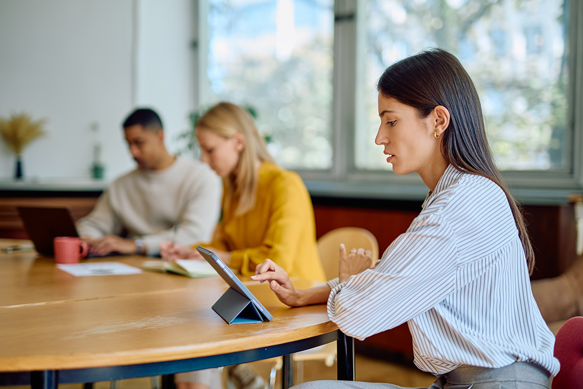 Arbeitsalltag zwischen E-Mails, Meetings und Informationssuche