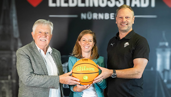 Heinrich Straub und Franca Frank von SanData gemeinsam mit Ralph Junge von den N�rnberg Falcons anl�sslich der Fortsetzung der Gold-Partnerschaft.
